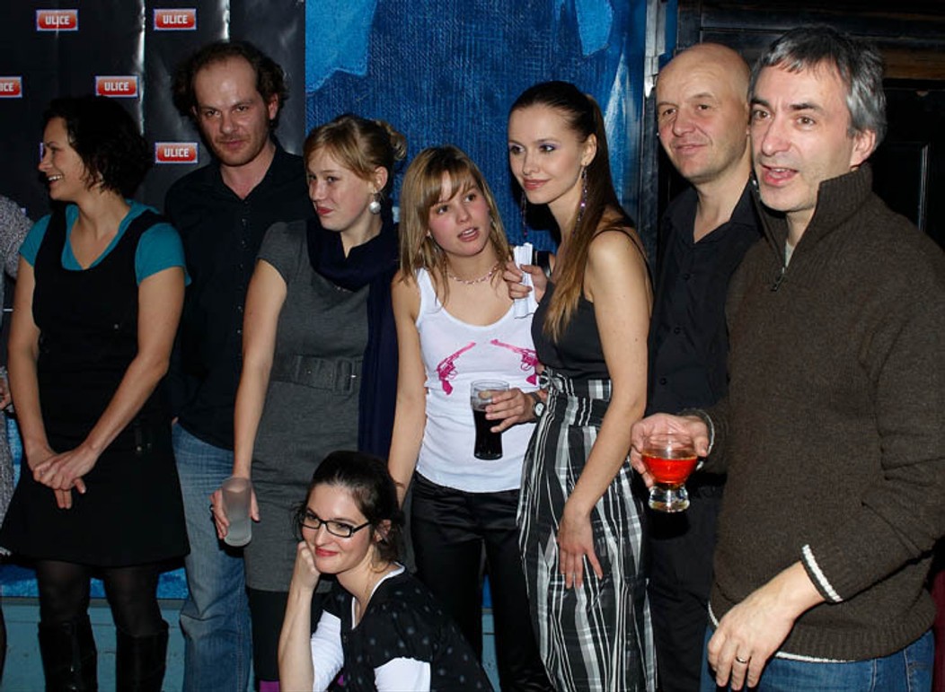 Seriál Ulice: Bianka Ištoková (Majda), Adrian Jastraban (Bedřich), Aneta Krejčíková (Gábina), Kristýna Maléřová (Thea), Patricie Solaříková (Tereza), Zuzana Vejvodová (Libuška), Pavel Nečas (Vráťa) a Petr Vacek (Tomáš) pózují pro fotografy