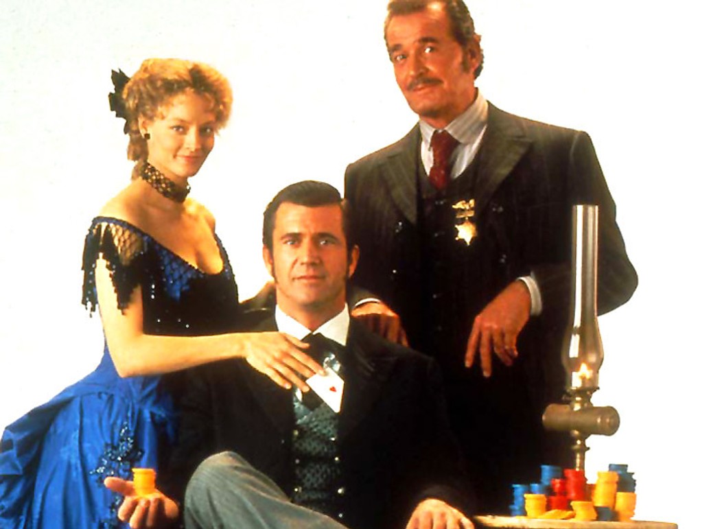 Jodie Foster, Mel Gibson a James Garner v hlavních rolích americké westernové komedie Maverick.