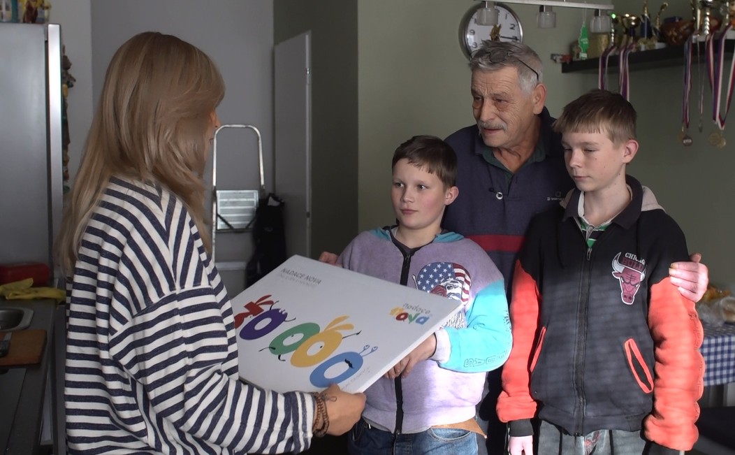 Tereza Pergnerová předala šek panu Sporerovi - 4