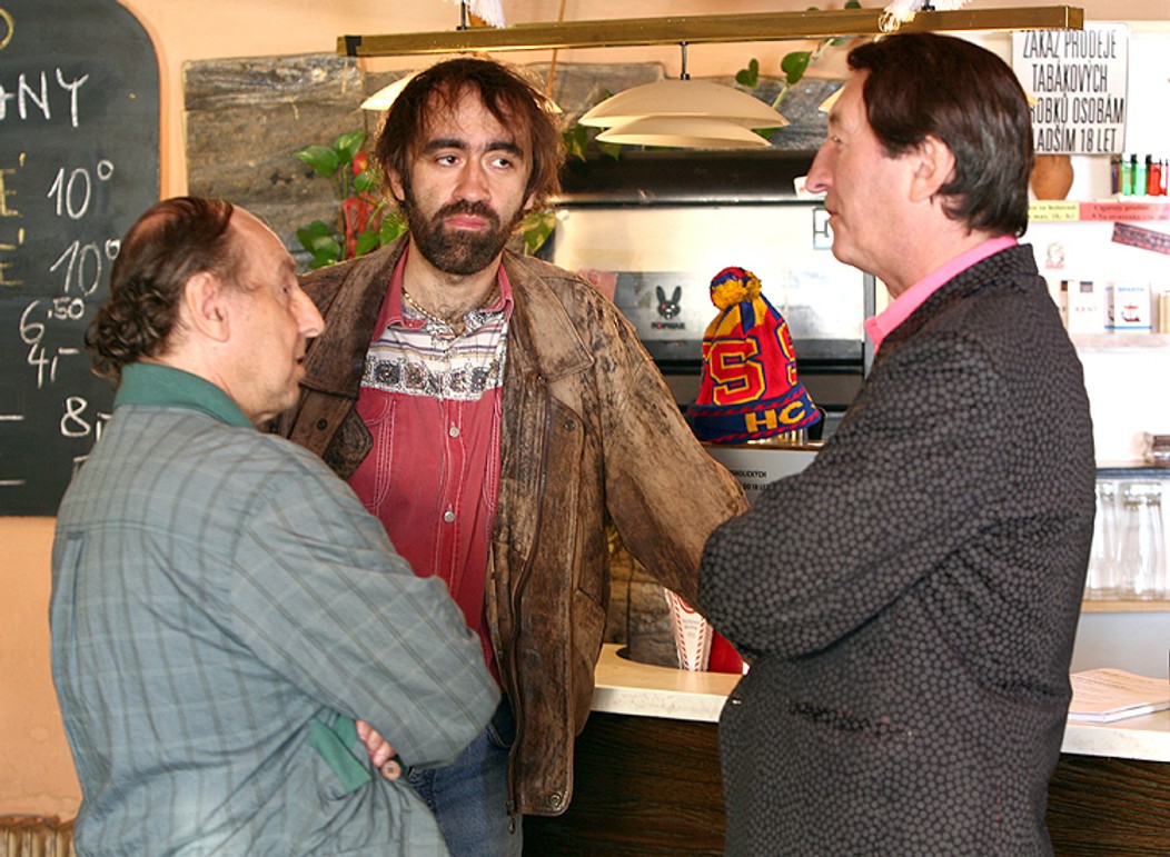 Boris Hybner, Jakub Kohák a Bolek Polívka v pauze natáčení filmu U mě dobrý.