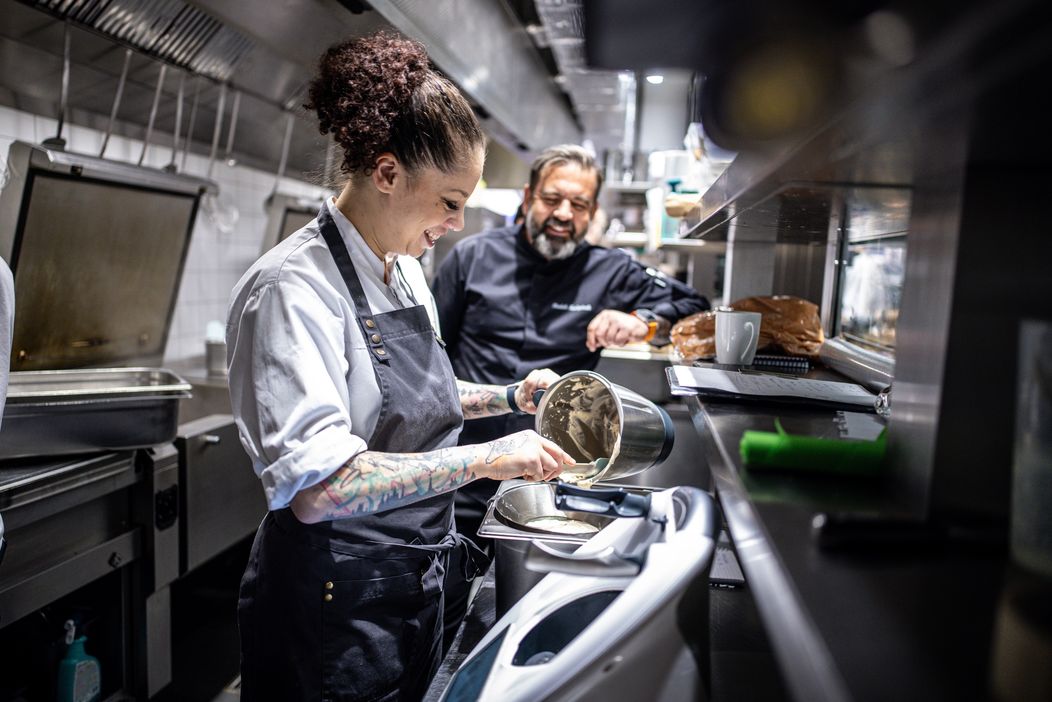 Nic není zadarmo a rozhodně ne práce u michelinského šéfkuchaře Radka Kašpárka. A proto se i vítězka pekelné kuchyně při nástupu do restaurace 420 pořádně zapotí. Vysněnou pozici si musí totiž pořádně odmakat.