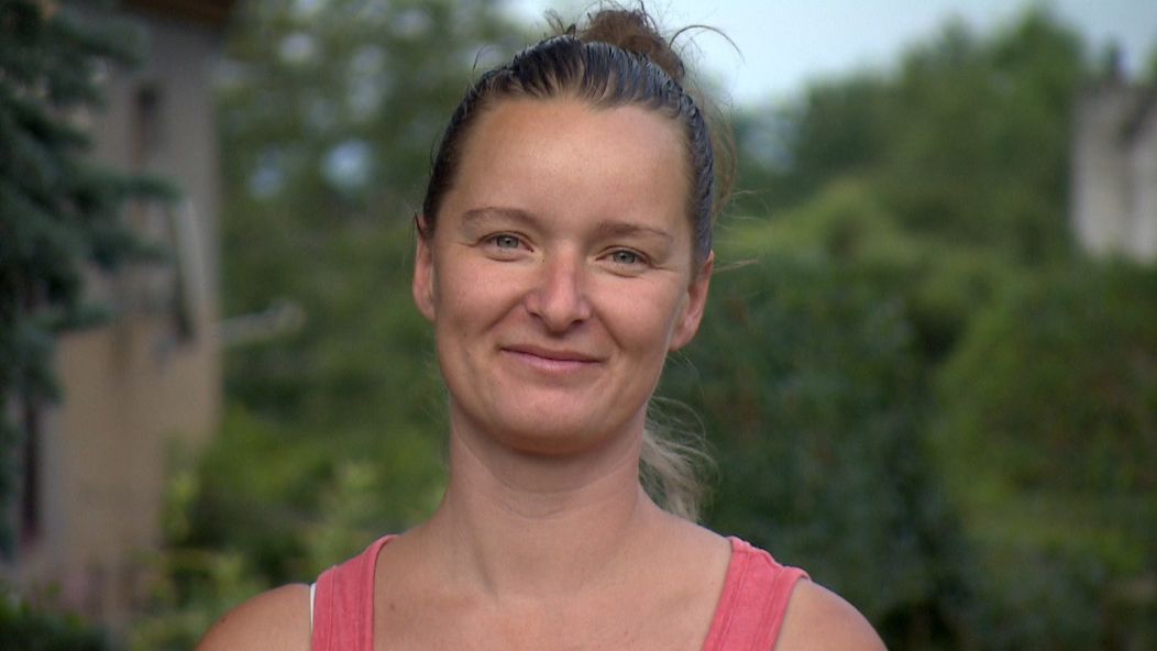 Jarce je 39 let a je na mateřské dovolené, zároveň u toho pracuje jako doručovatelka novin.