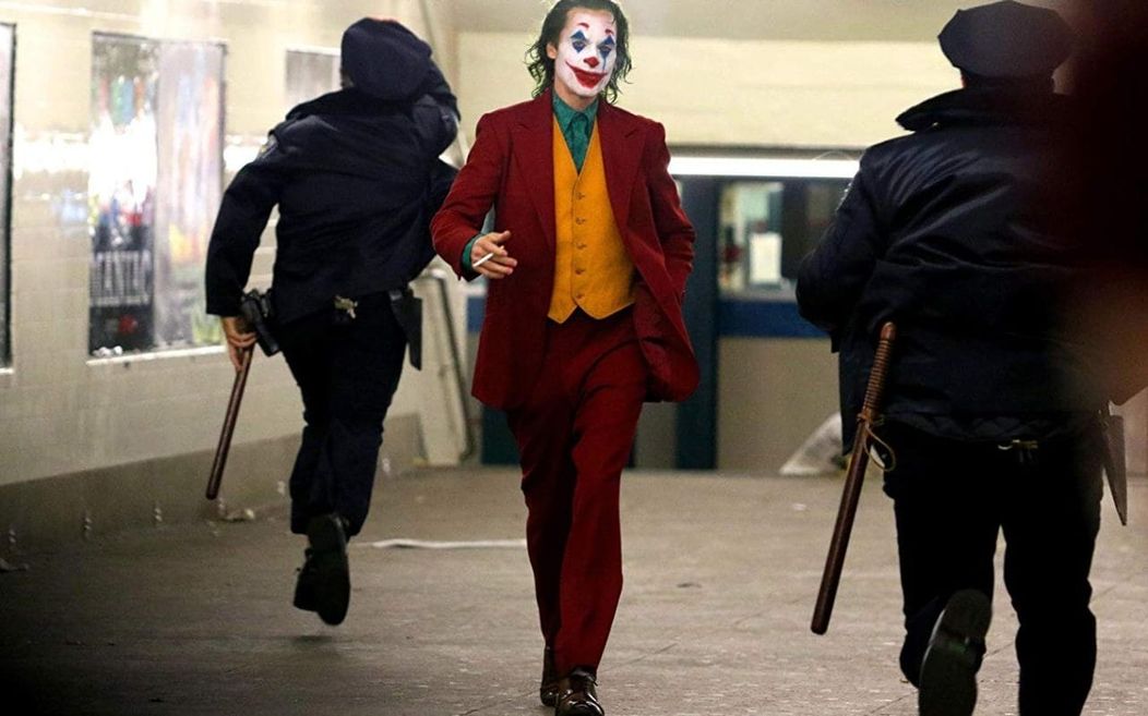 Jak se z jedince může stát šílenec? Joker to divákům ukazuje