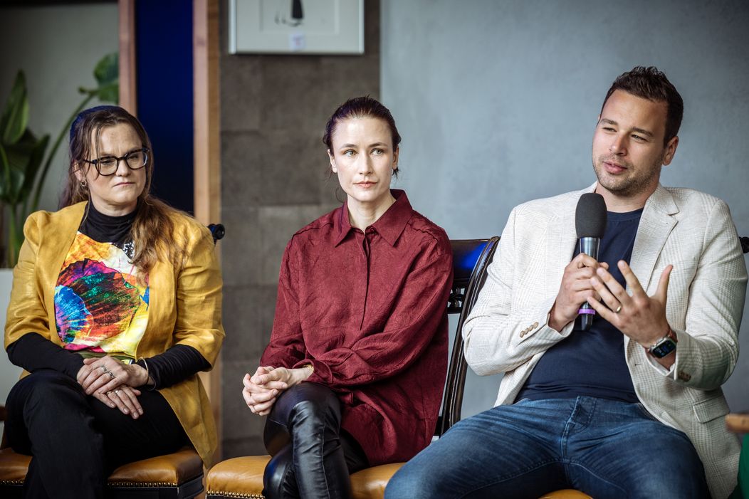 Tvůrci o sérii o spispovatelce Monyové. Promluvil také její syn Dominik Mony. 