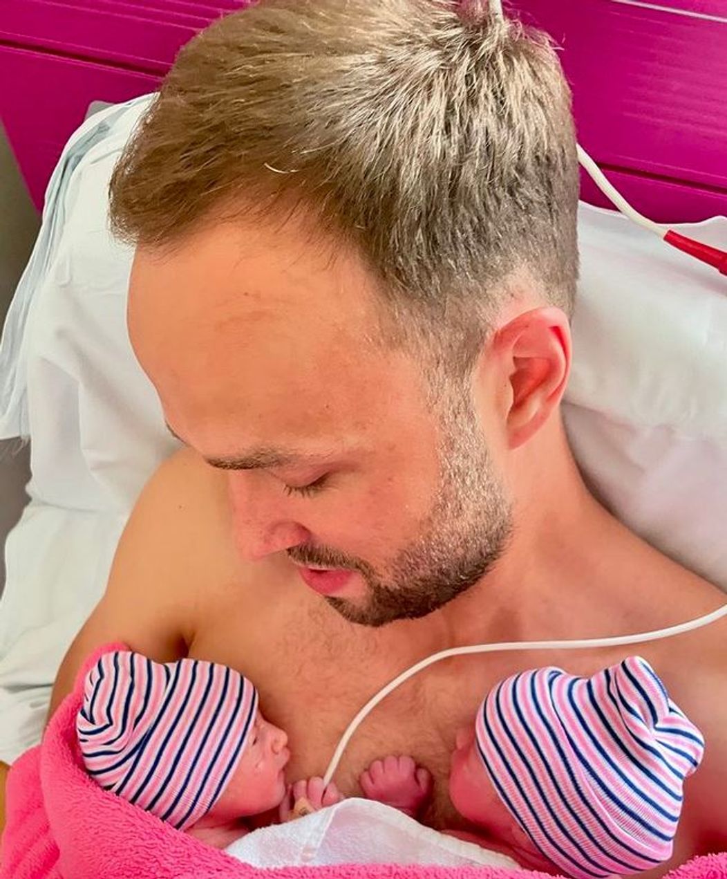Moderátor Radek Mazal s manželkou Emílií a dvojčaty (2)