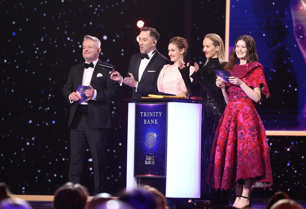 Český slavík 2023: Cenu předávaly hvězdy seriálů TV Nova Marta Dancingerová (Zlatá labuť), Petra Hřebíčková (Táta v nesnázích) a Sára Korbelová (Ulice)