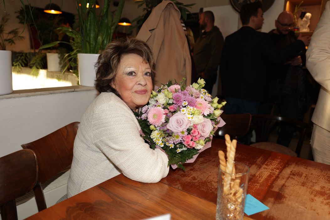 Jiřina Bohdalová dostala krásnou kytici