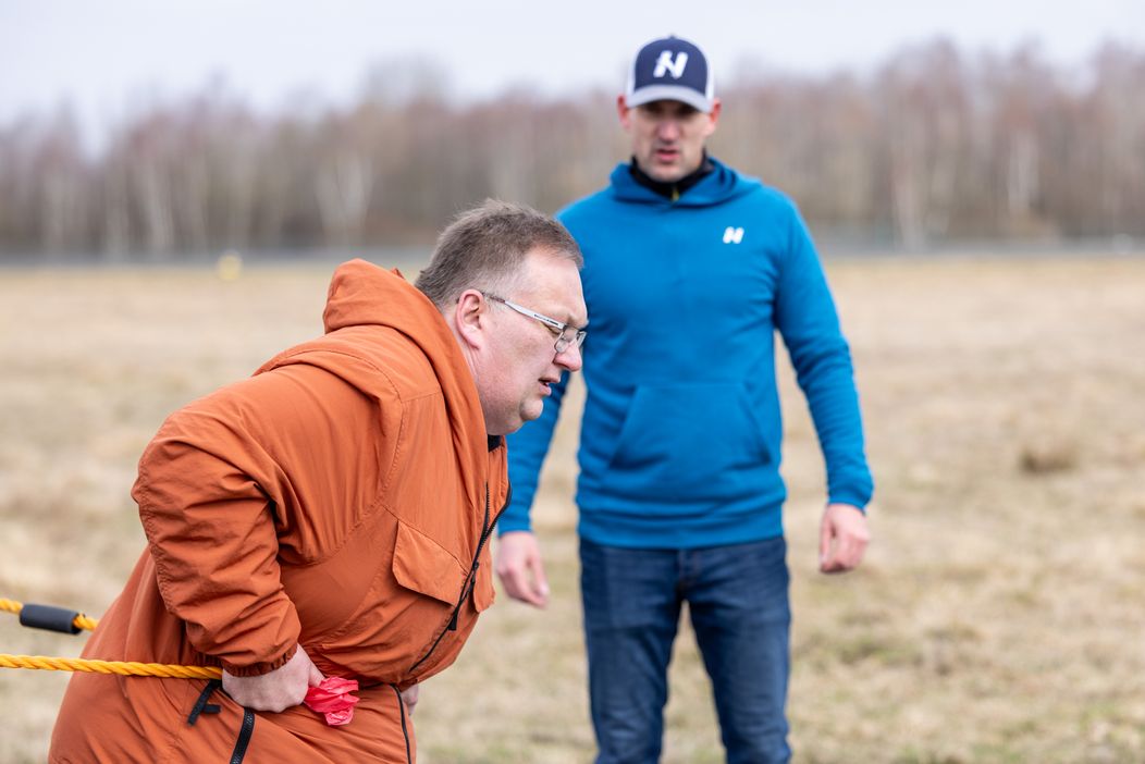 Účastníci si sáhnou na dno.
