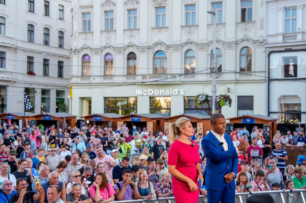 Lucie Borhyová a Rey Koranteng před davem fanoušků v Brně