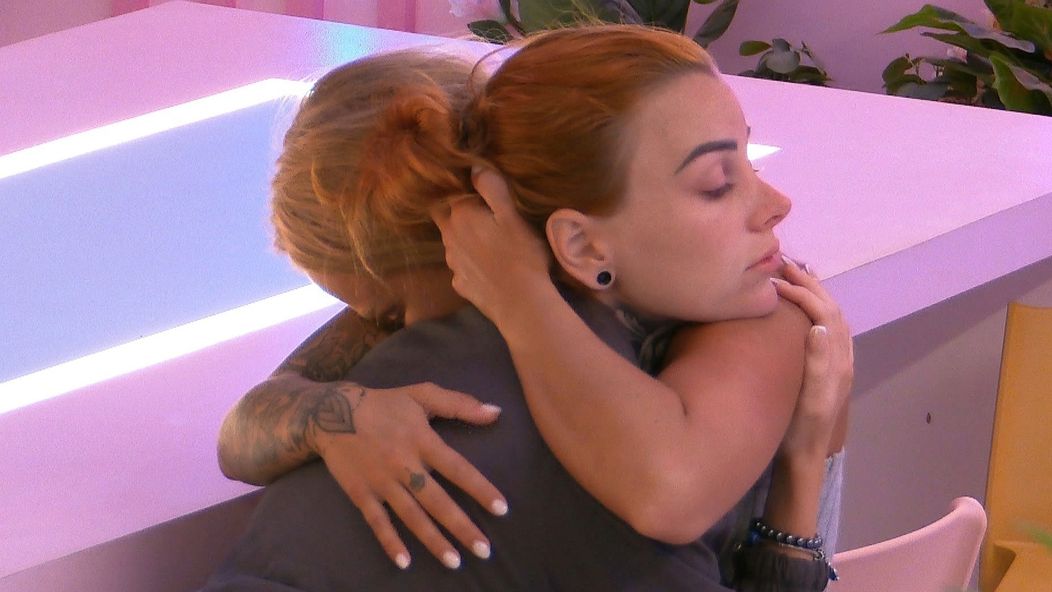 Love Island - Dominika a Miška (cropped)