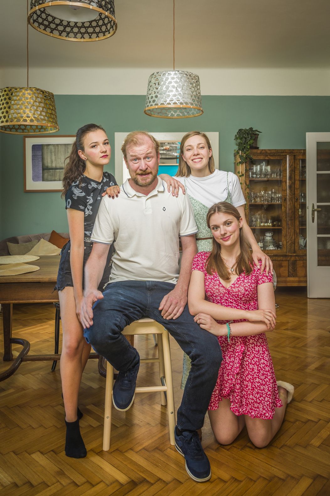 Táta v nesnázích_Martin Pechlát, Štěpánka Fingerhutová, Agáta Kryštůfková, Veronika Divišová