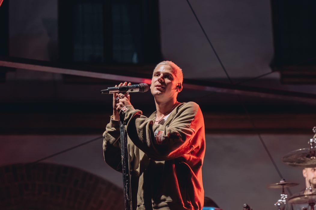 Sebastian kvůli natáčení klipu změnil účes.