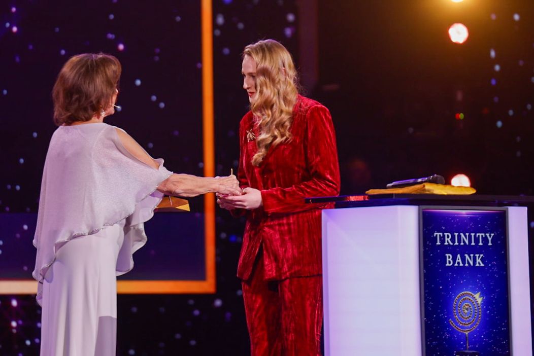 Český slavík 2023: Objevem roku je Tereza Balonová, cenu jí předala Marie Rottrová