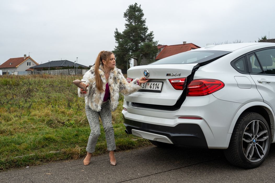 Zuzana Zlatohlávková v seriálu Bratři a sestry.