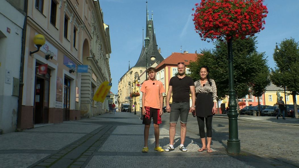 Marie je oproti tomu 53letá kadeřnice, která se nezastaví. Pracuje sedm dní v týdnu, aby uživila rodinu, kterou tvoří její partner Aleš (43) a čtrnáctiletý syn Adam.