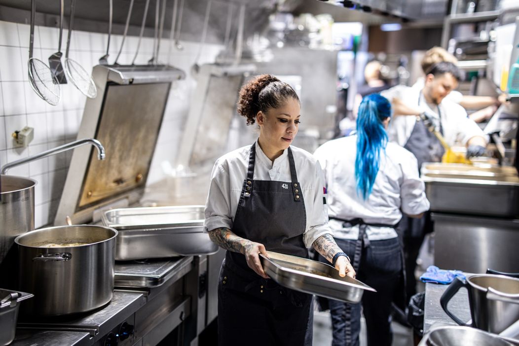 Sierra Holanová jako historicky první vítězka Hell’s Kitchen Česko získala nejen pohádkovou výhru, ale také jedinečnou příležitost pracovat v restauraci 420. A musela pořádně zamakat hned od prvního dne, kdy do restaurace nastoupila, protože pracovat pod 
