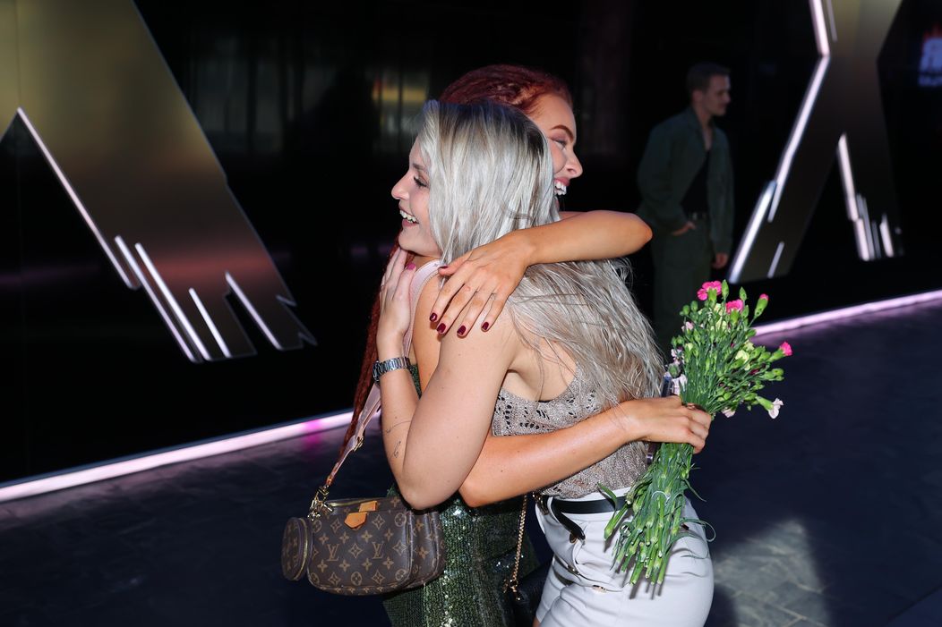 Kristina a Rachel neskrývají radost, že se potkaly na finálové party Survivora 2024 v pražském Duplexu.