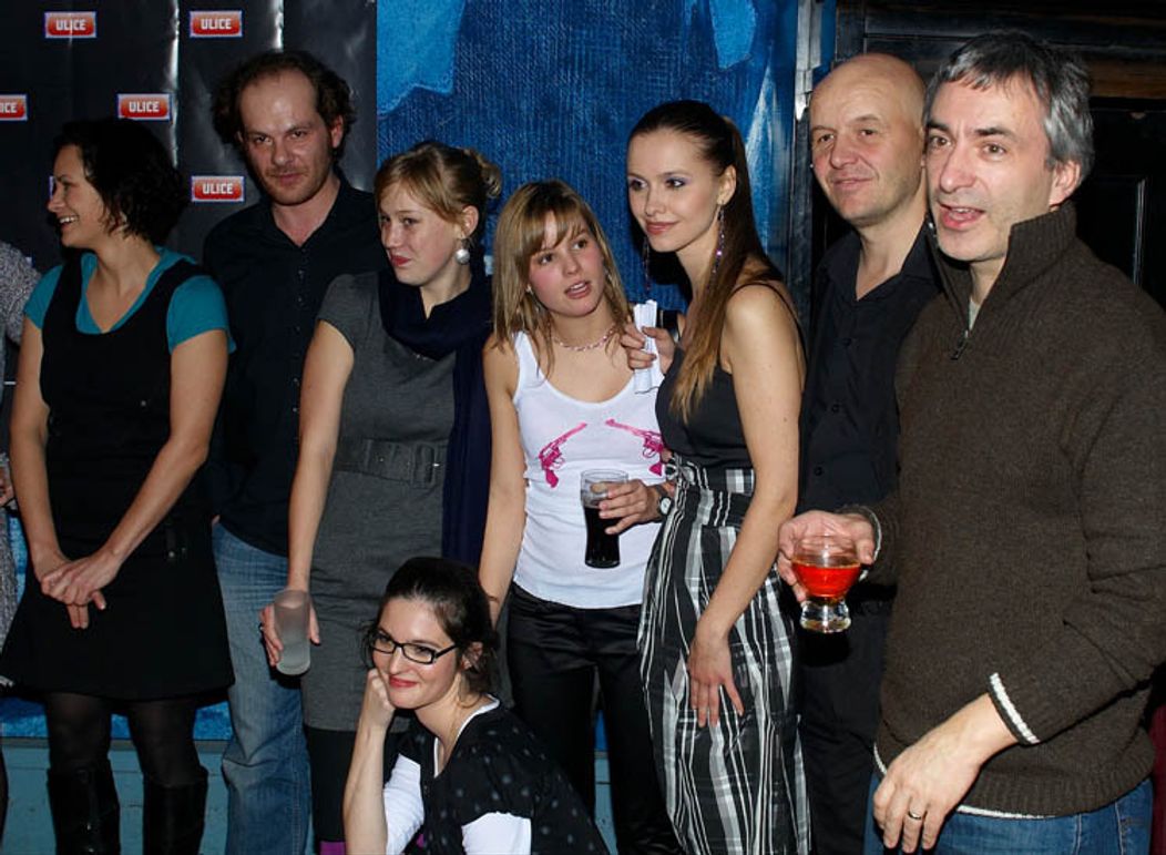 Seriál Ulice: Bianka Ištoková (Majda), Adrian Jastraban (Bedřich), Aneta Krejčíková (Gábina), Kristýna Maléřová (Thea), Patricie Solaříková (Tereza), Zuzana Vejvodová (Libuška), Pavel Nečas (Vráťa) a Petr Vacek (Tomáš) pózují pro fotografy