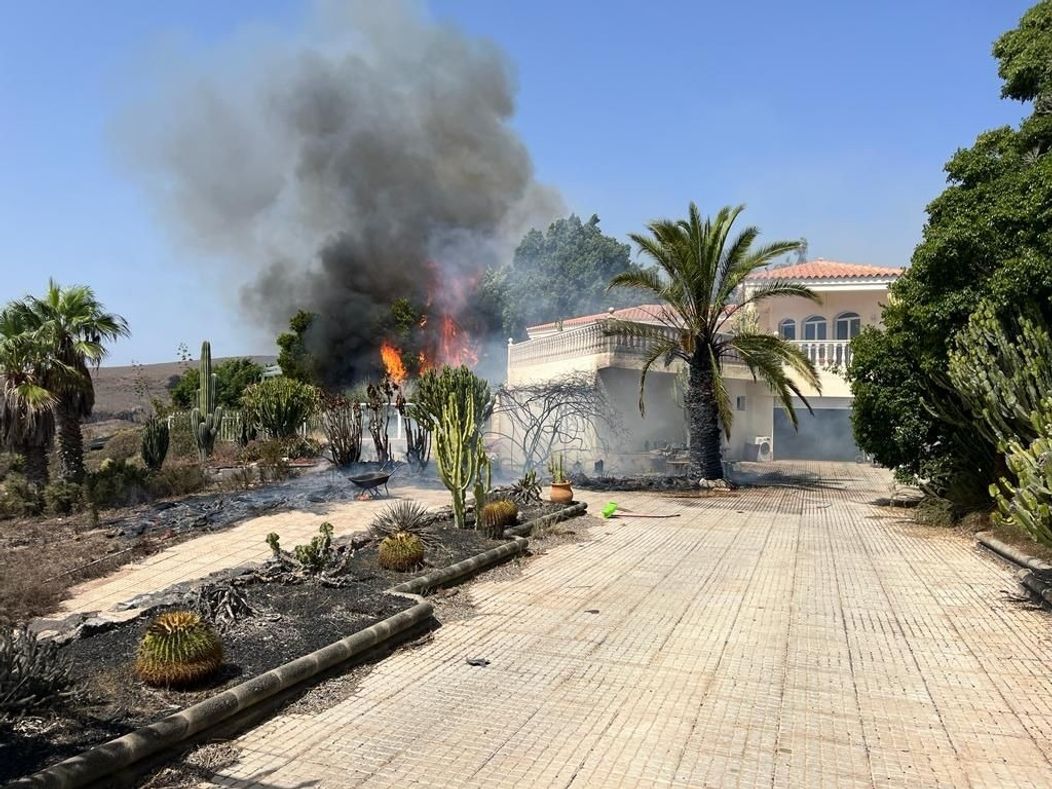 Oheň zasáhl letovisko Maspalomas, kde se natáčí reality show Love Island. (cropped)