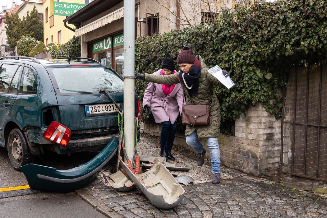 Klára s Norikou, nabourané auto