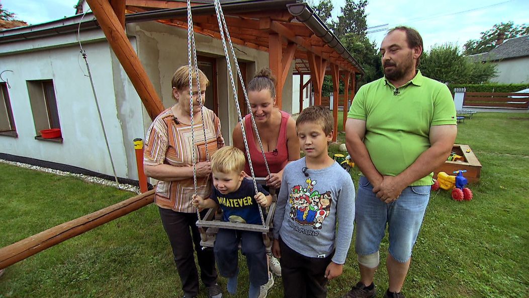 Jarka se svou rodinou. Tondovi je 53 let hostinský, Martin 8 let a Jaroušek 3. roky. Celá rodina také žije s maminkou Marií.