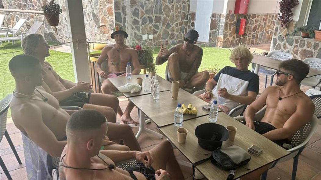 Účastníci Love Islandu jsou po dobu evakuace rozděleni do dvou skupin.