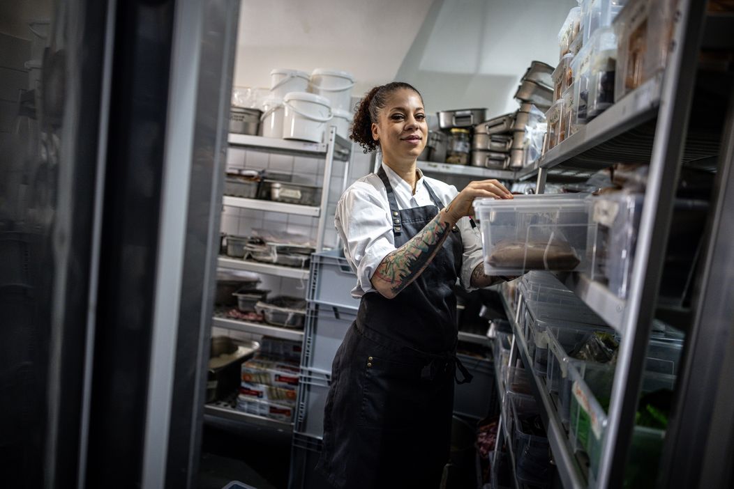 Sierra vzala fotografa také do zákulisí restaurace 420.