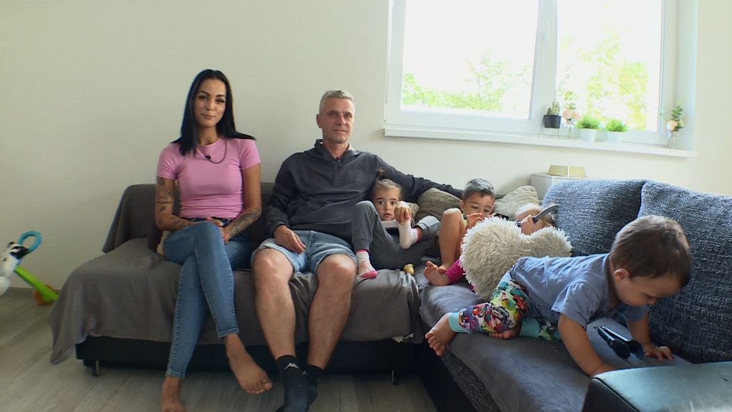 Partner Dan (47) pracuje jako číšník. Společně vychovávají čtyři malé děti – Jasmínu (4,5), Karlíka (3,5) a roční dvojčata. 