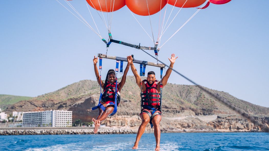 Love Island - Tina a Jacob paragliding