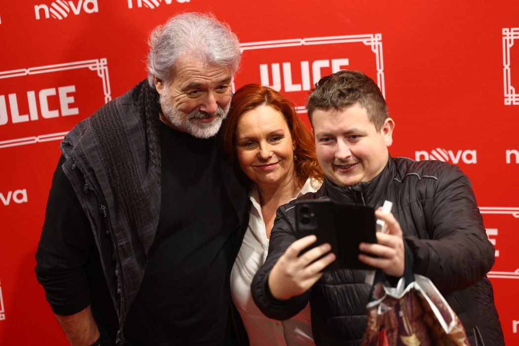 Pavel Novotný a Alena Štréblová se fotí s fanouškem Ulice