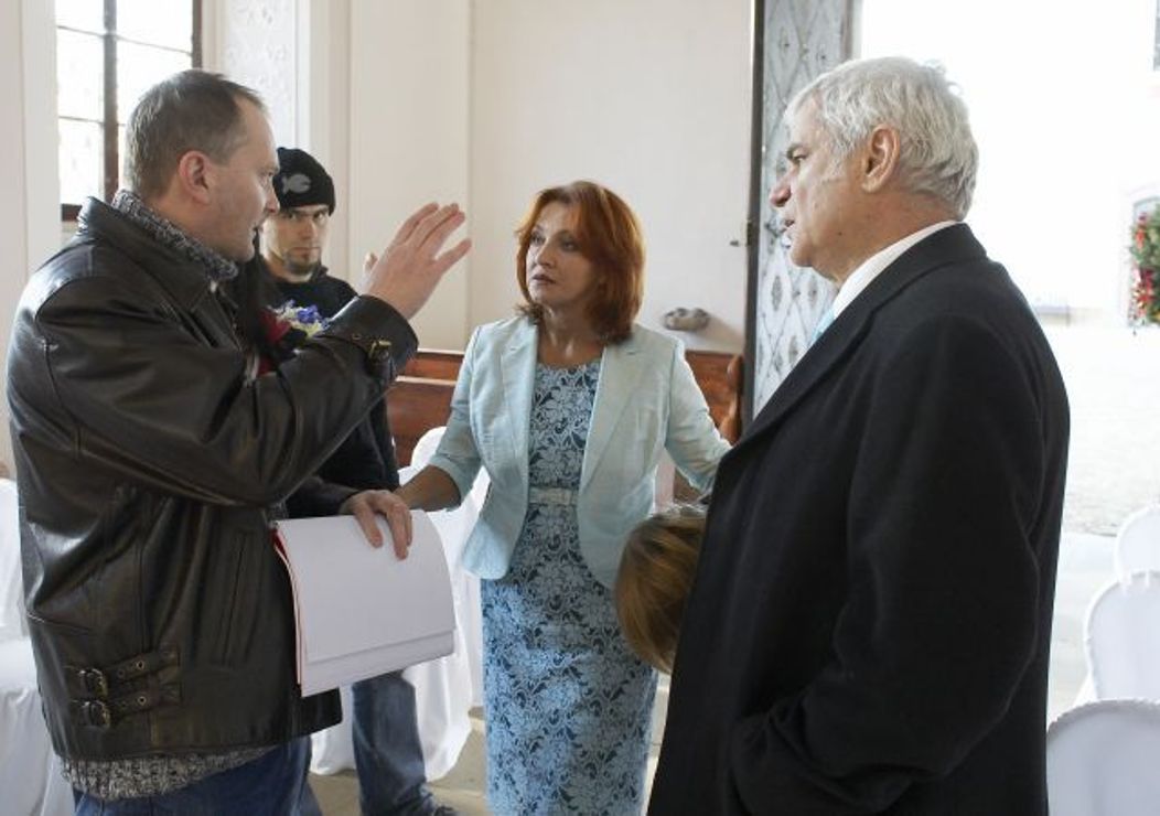 Režisér vysvětluje vše podstatné hercům během natáčecích pauz