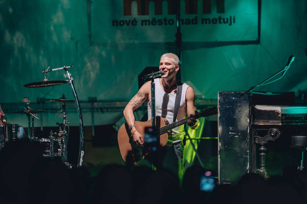 Sebastian zpívá na koncertě na Festivalu české filmové komedie.