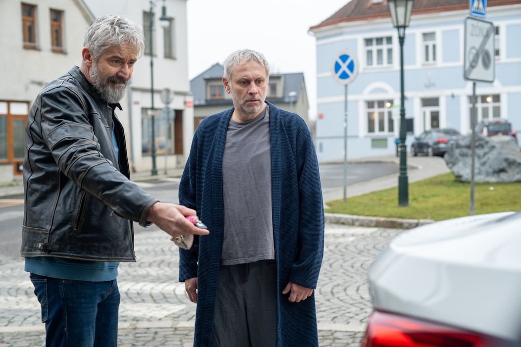 Roman Zach a Igor Chmela v seriálu Bratři a sestry.