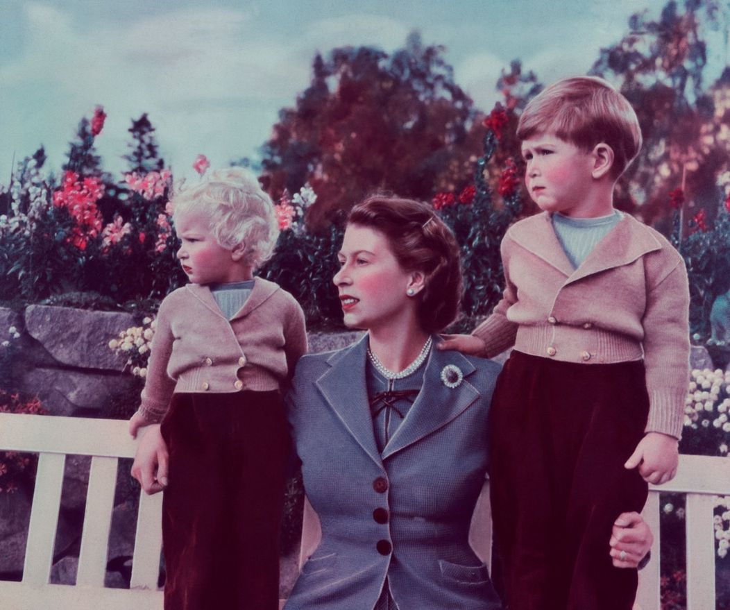 Královna Alžběta II. - 1952, se svými dětmi Charlesem a Anne