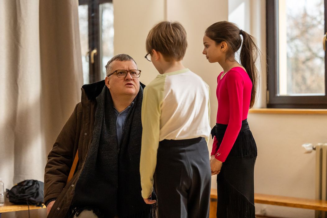 Karel si pro Johana a Elišku přijde na tancování