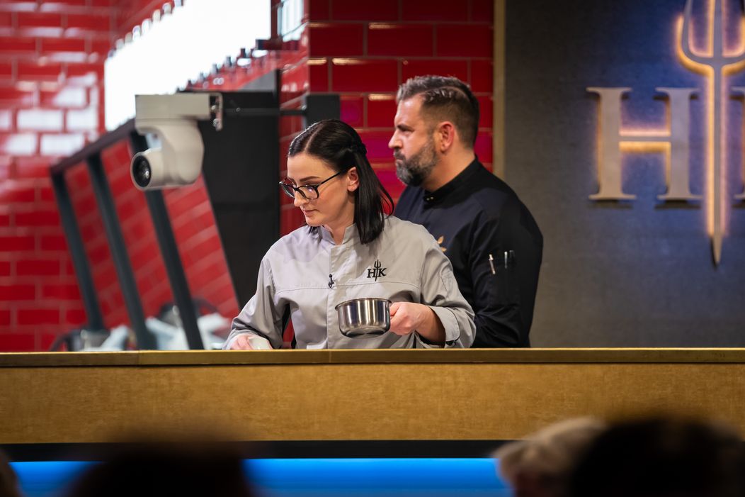 Eliška opět přísně kontroluje vydávání pokrmů.