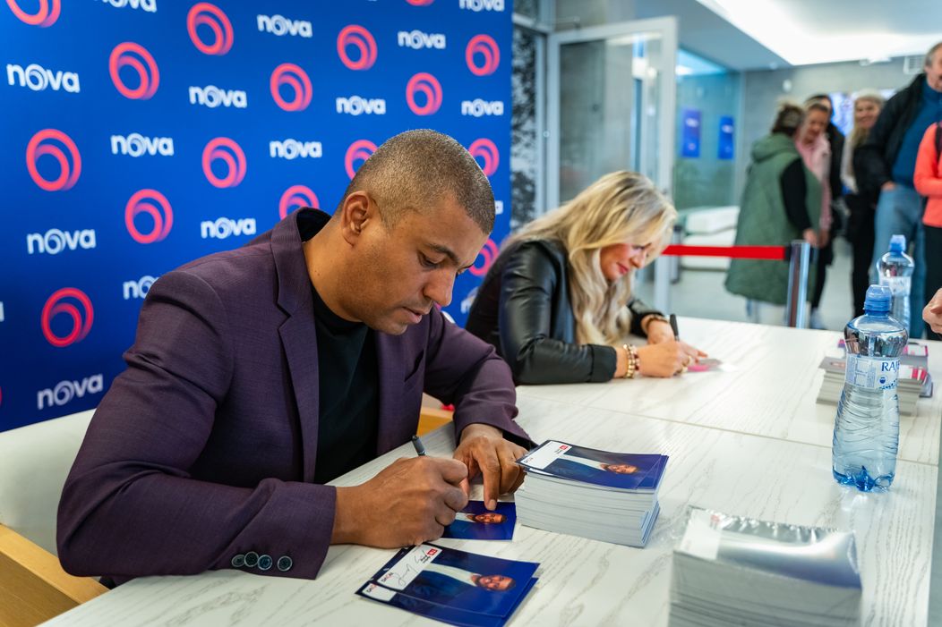 Rey Koranteng  a Lucie Borhyová  se vám věnovali na Dni otevřených dveří na Nově