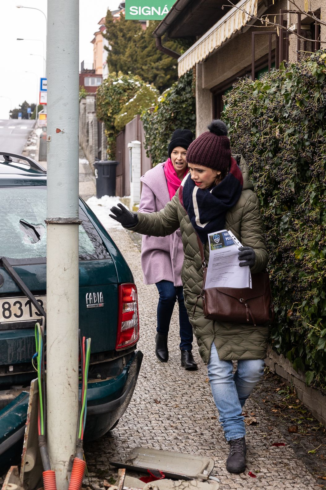 Norika s Klárou a nabourané auto