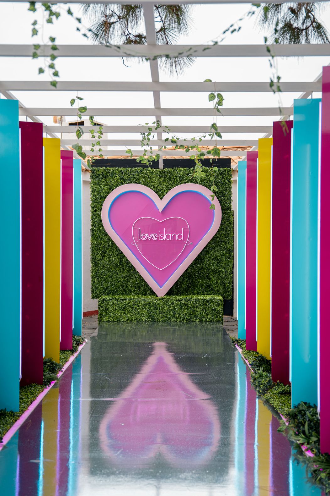 Love Island - tunel