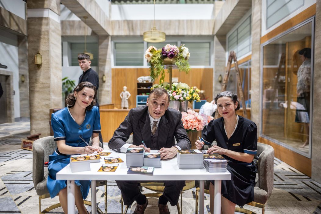 Ema Businská, Hana Kusnjerová  Petr Stach v ateliérech Zlaté labutě