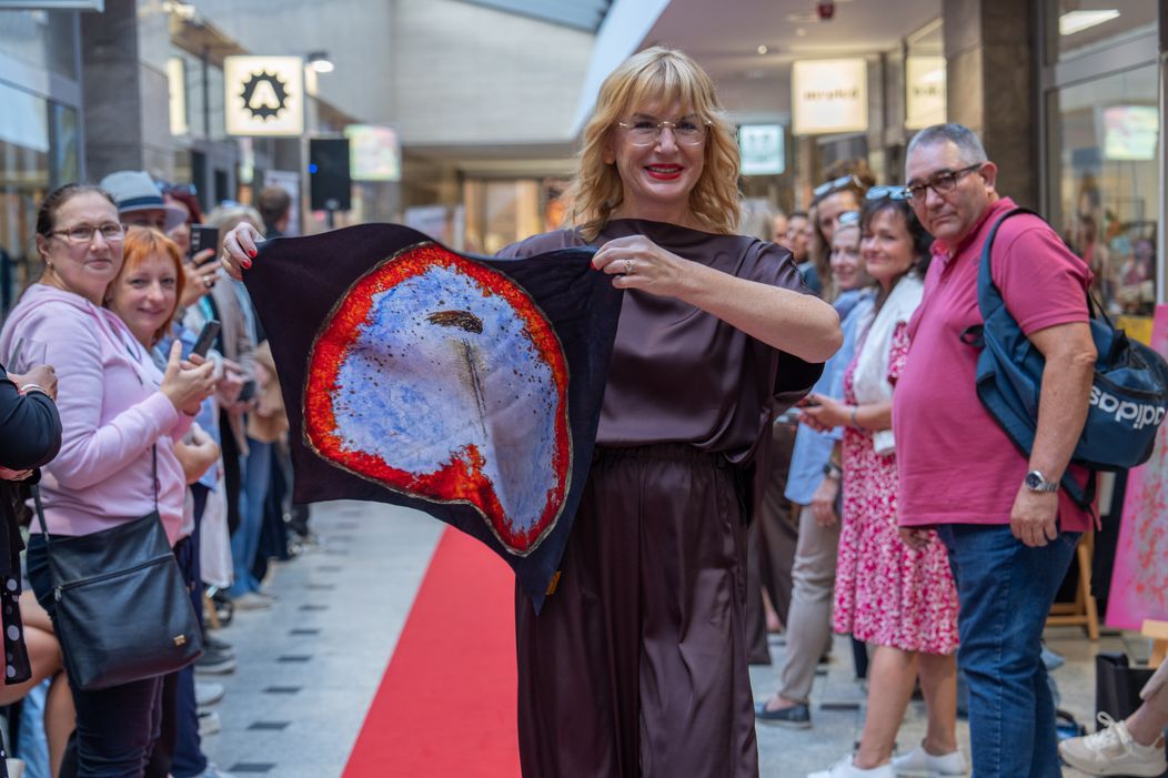 Moderátorka Štěpánka Duchková ukázala šátek s malbou od malířky April Popko