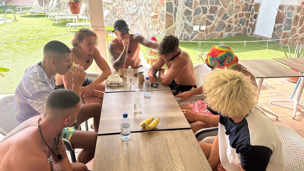 Pánské osazenstvo Love Islandu čeká na další pokyny štábu.