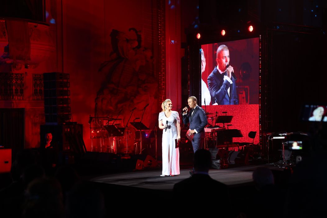 Rey Koranteng a Lucie Borhyová moderují 30. narozeniny TV Nova