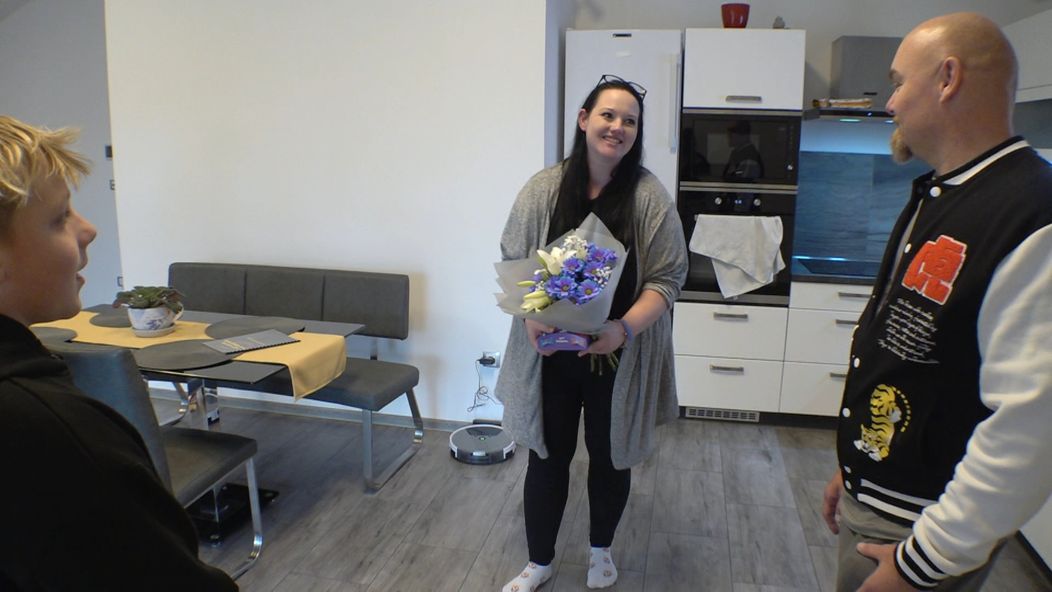 Jana se už při příchodu do rodiny těší, že to bude baráček. Líbí se jí, jak dům voní, je velký a čistý.