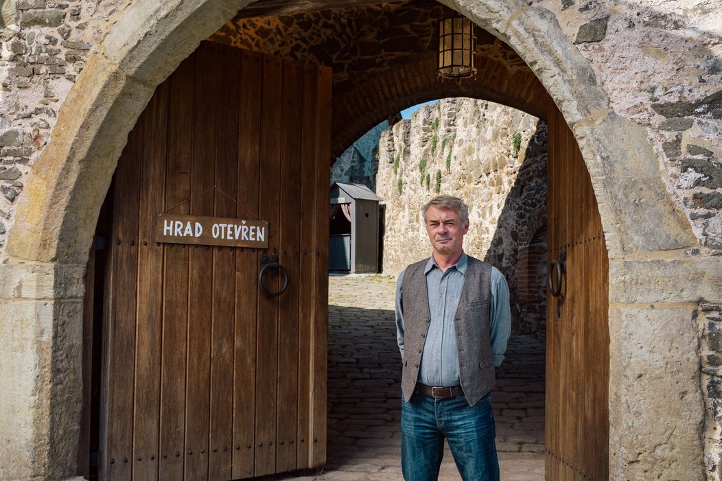 Jiří Dvořák jako kastelán Evžen ve filmu Léto s Evženem