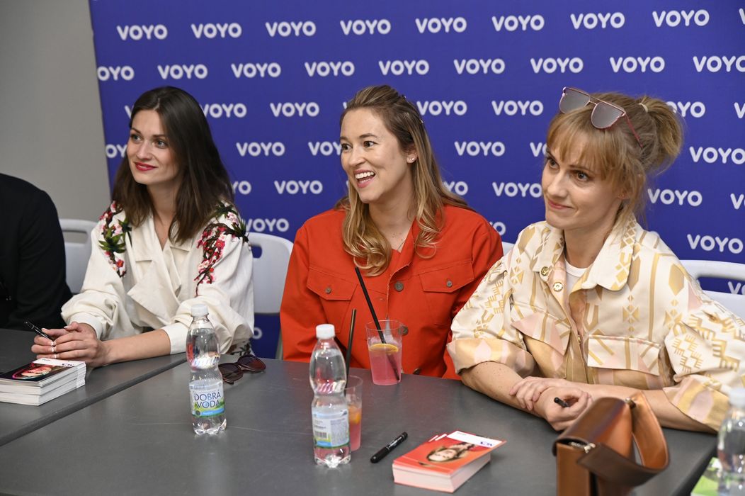 Podepisování pro fanoušky. Vaeronika Čermák Macková, Petra Bučková, Karolina Zalabáková