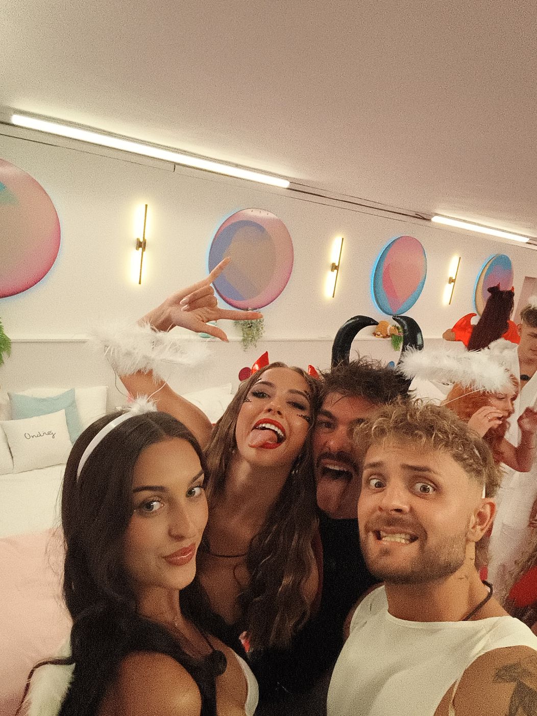 Love Island (10)
