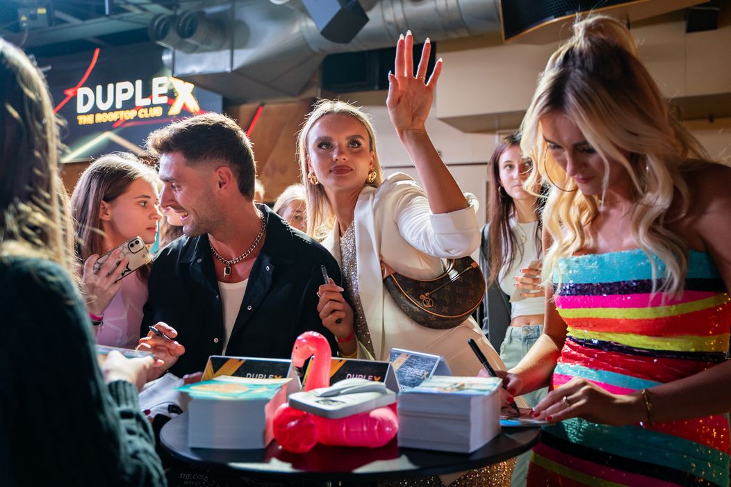 Vítězové Love Islandu se podepisují fanouškům