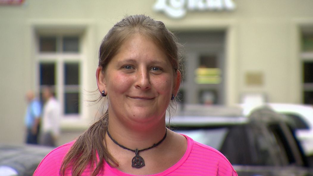 Mamince Lindě je 28 let, je na mateřské a stará se o dvě dcery – devítiletou Natálku a dvouletou Eleanor