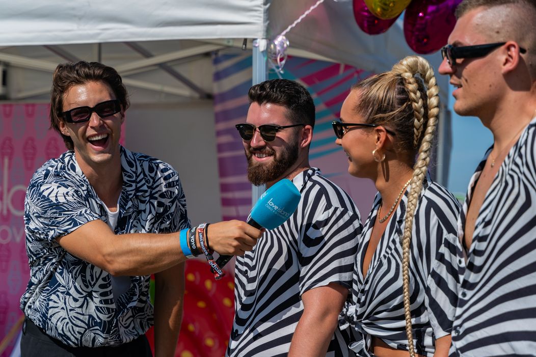 Love Island - Pítr a účastnici festivalu